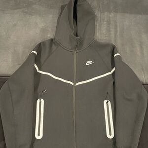 NIKE TECH REFLECTIVE HOODIE SIZE LARGE FITS MEDIUM